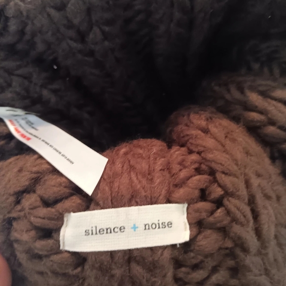 Brown chunky knit hat 👒 - Picture 4 of 5